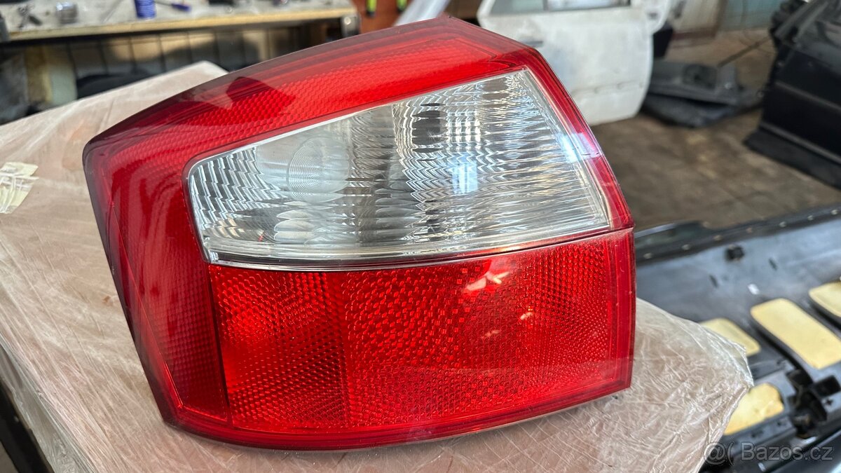 Audi a4 b6 zadní světlo strana řidiče