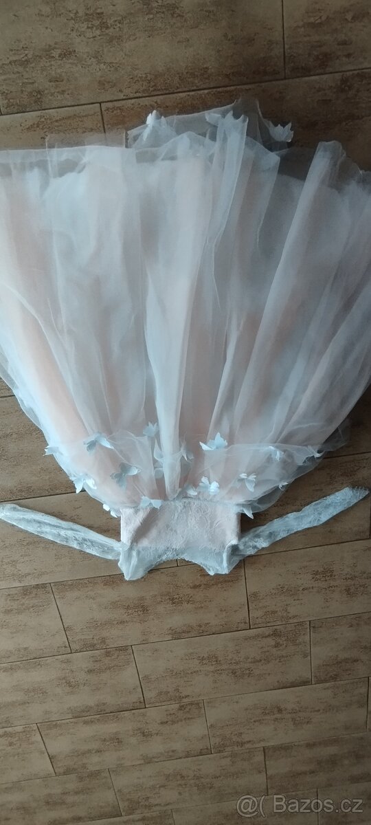 Elegantní dívčí šaty