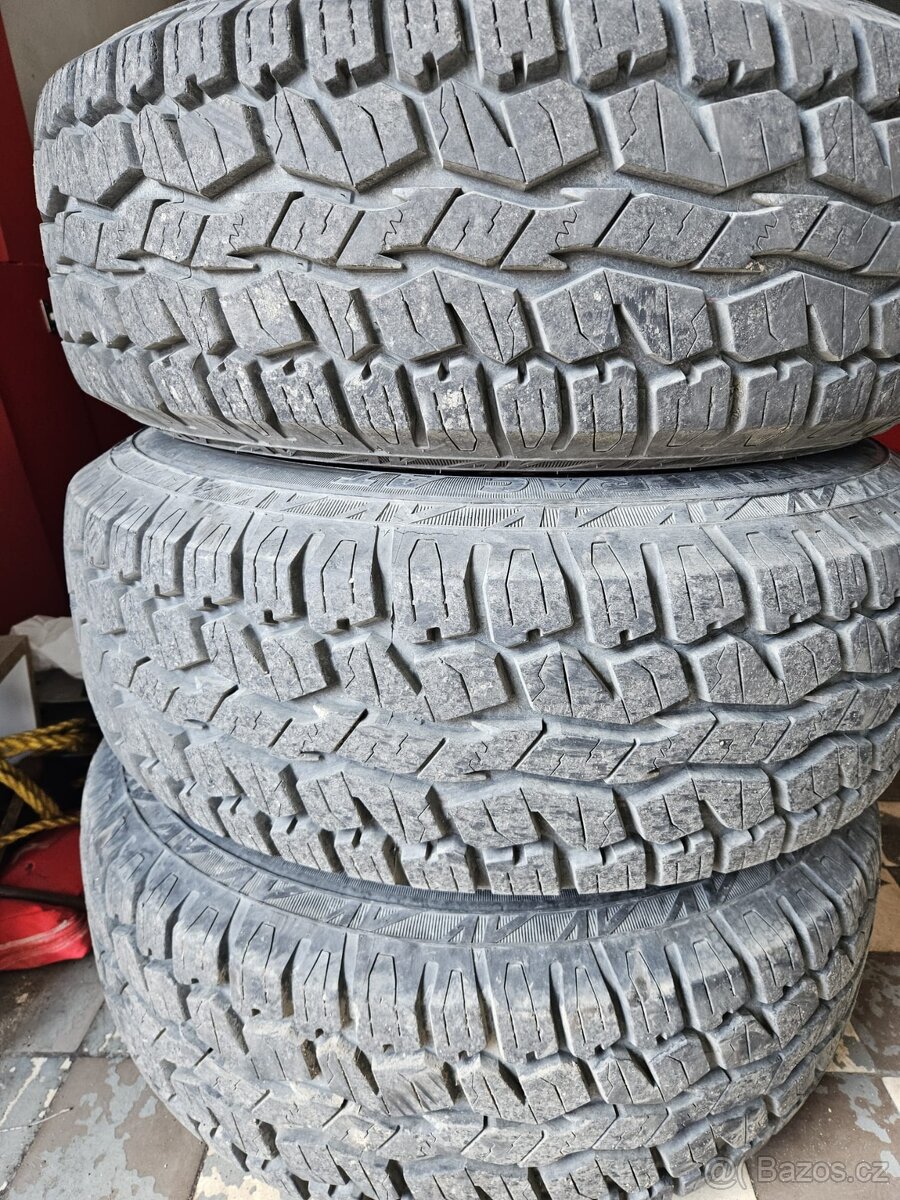 A/T pneu 285/70 R17