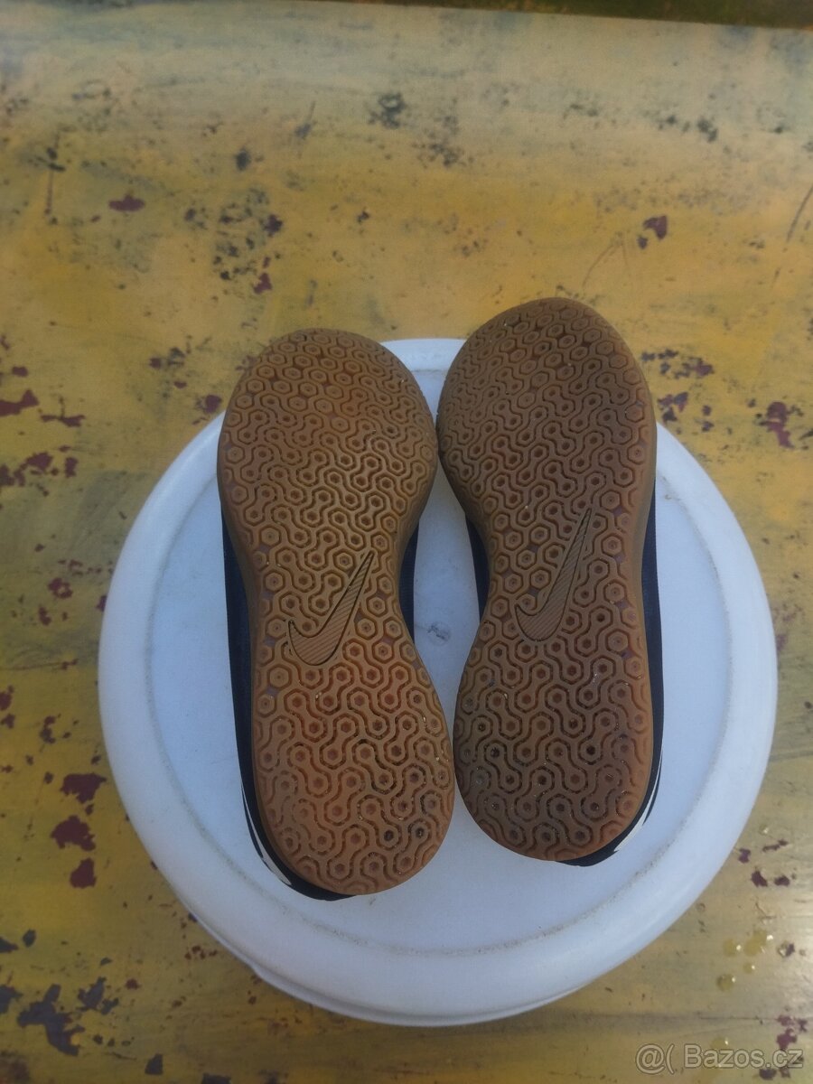 Prodám Pánské sálovky Nike BRAVATAX II IC