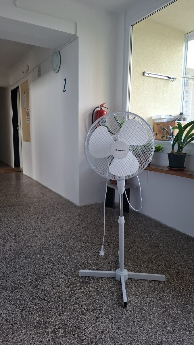 Bílý stojací ventilátor
