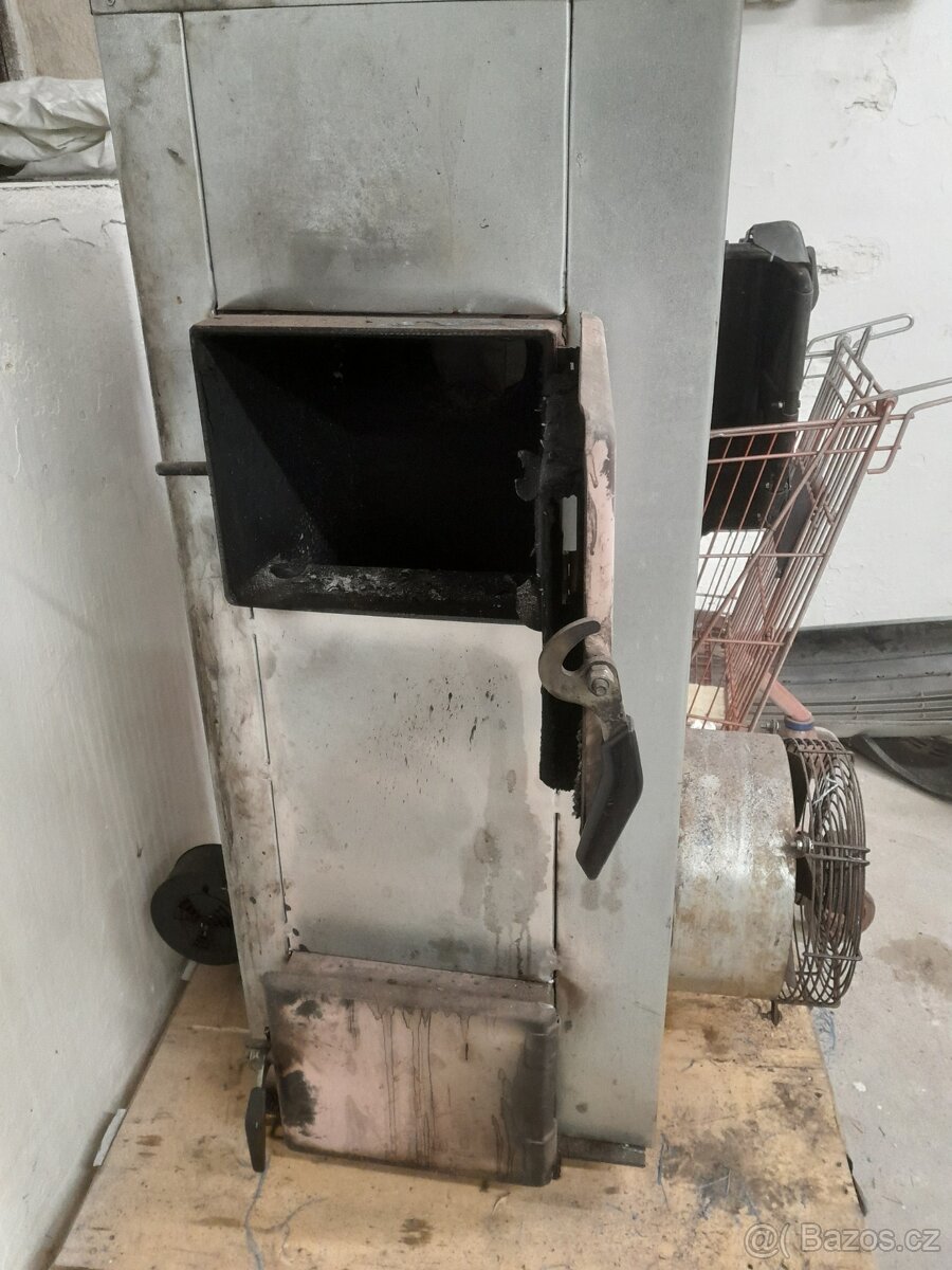 Kotel na olej i dřevo