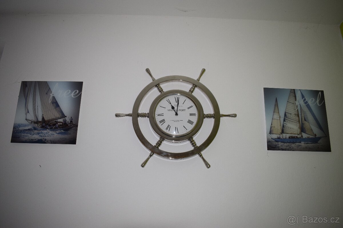 Originální hodiny ve tvaru kormidla
