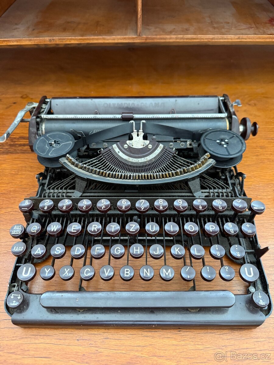 Psací stroj Olympia Plana