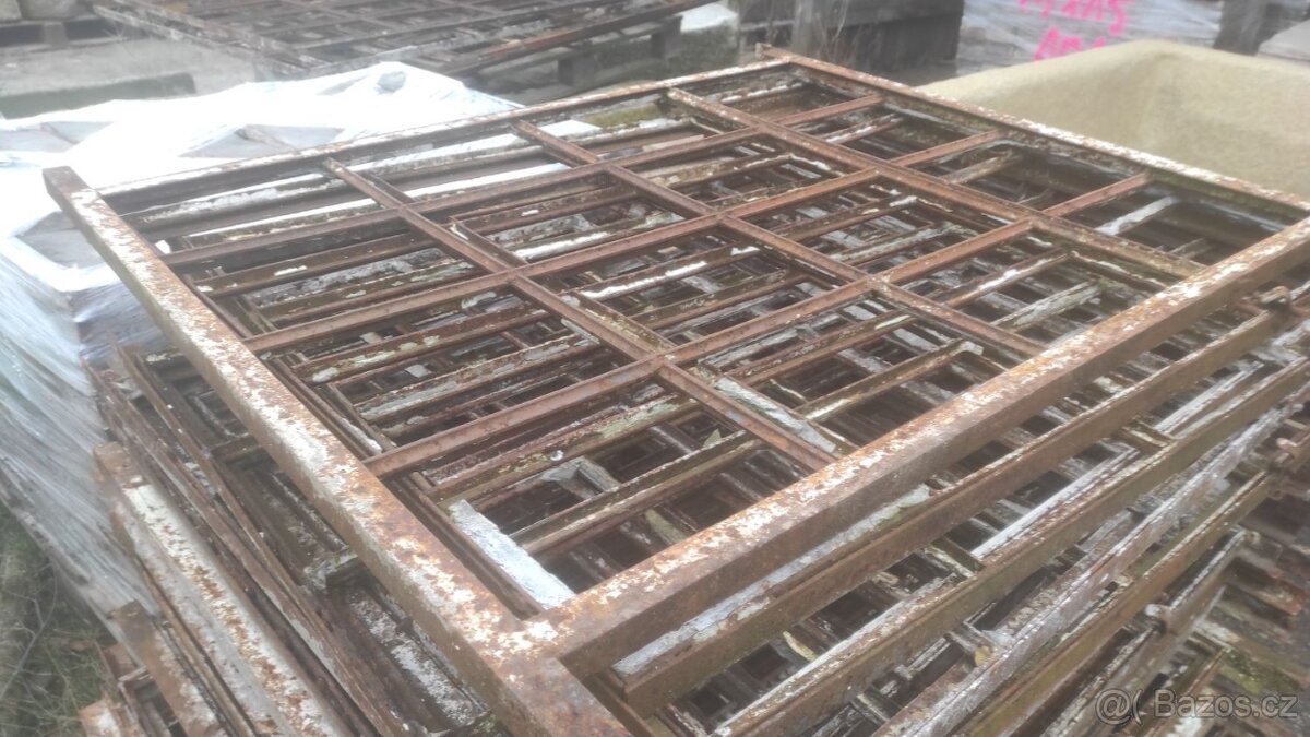 Staré železné okno, 25 ks- 120x90cm, fabrické okno