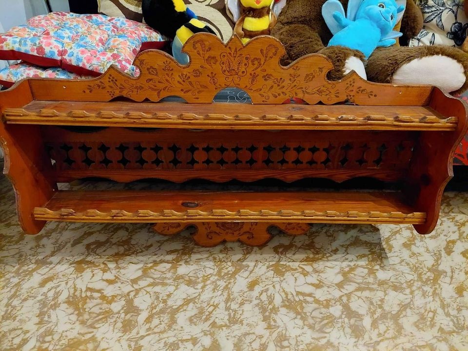 Dřevěná polička ručně vyřezávaná