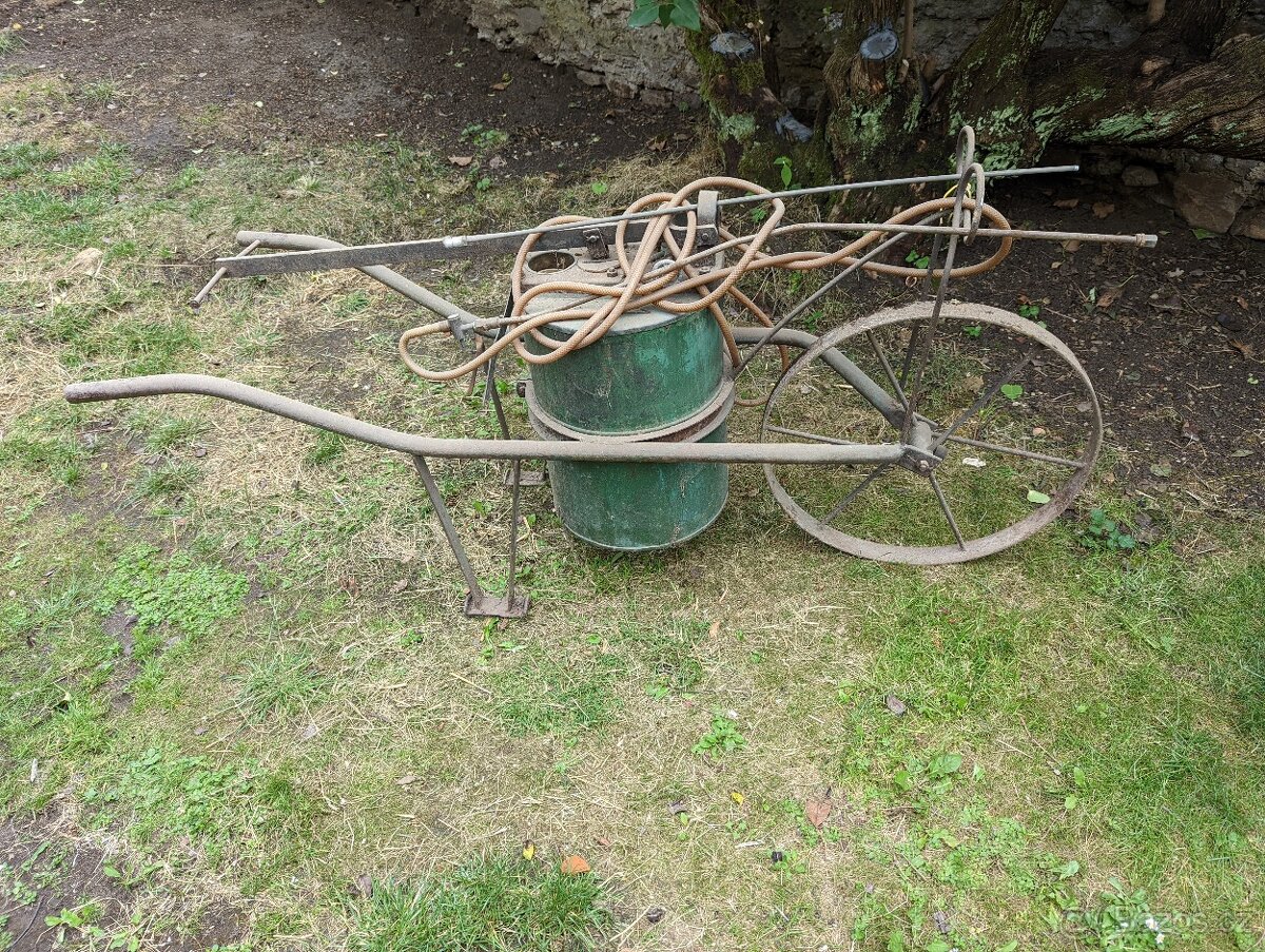 starožitný postřikovač