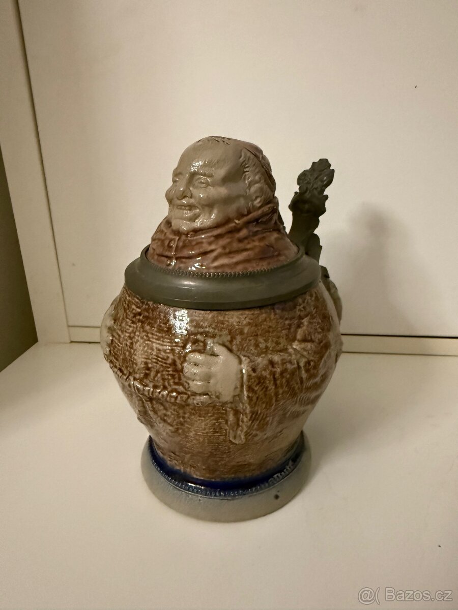 Starožitný Figurální korbel s motivem mnicha r. 1880