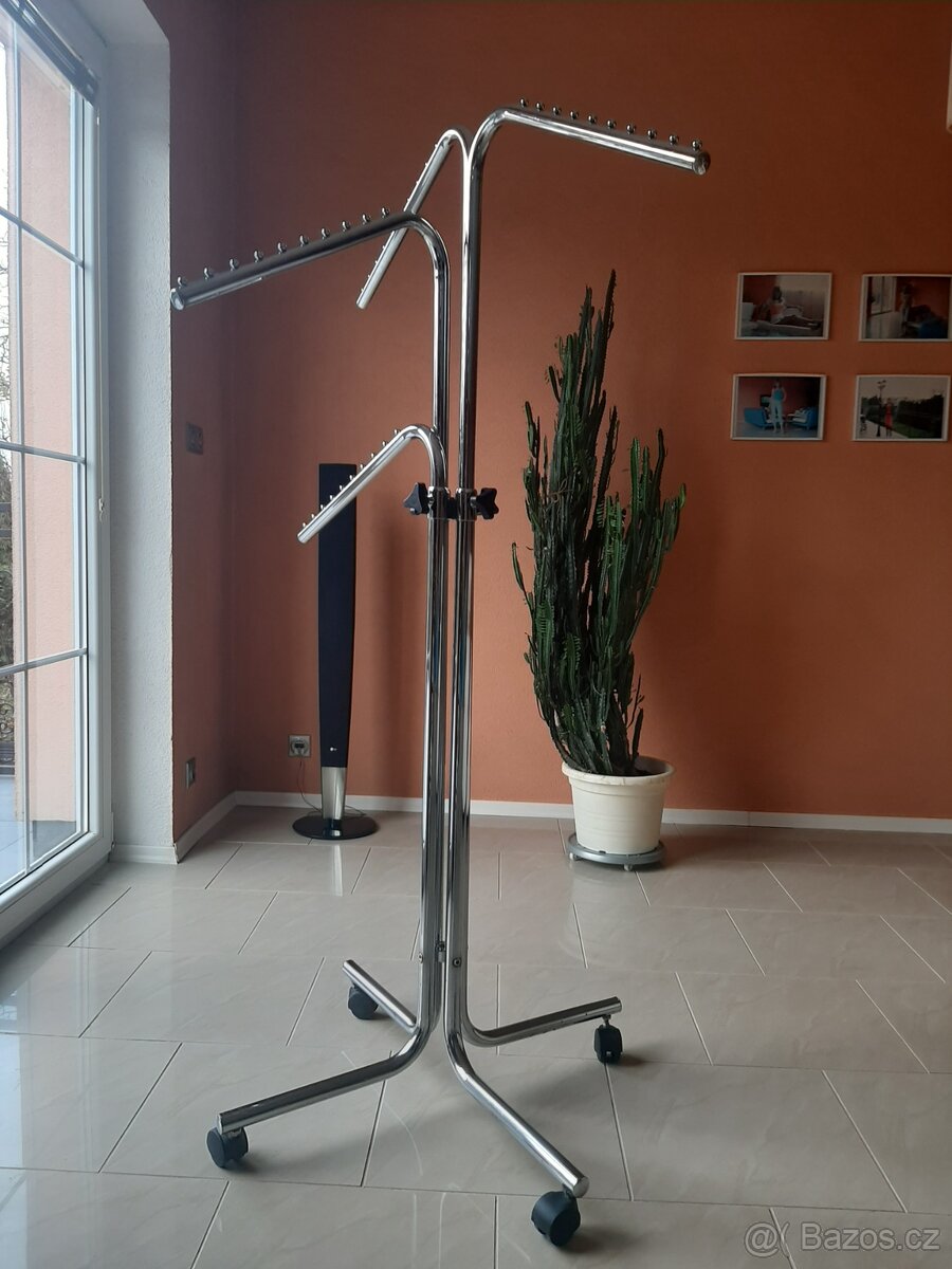 Chromovaný věšák na oblečení