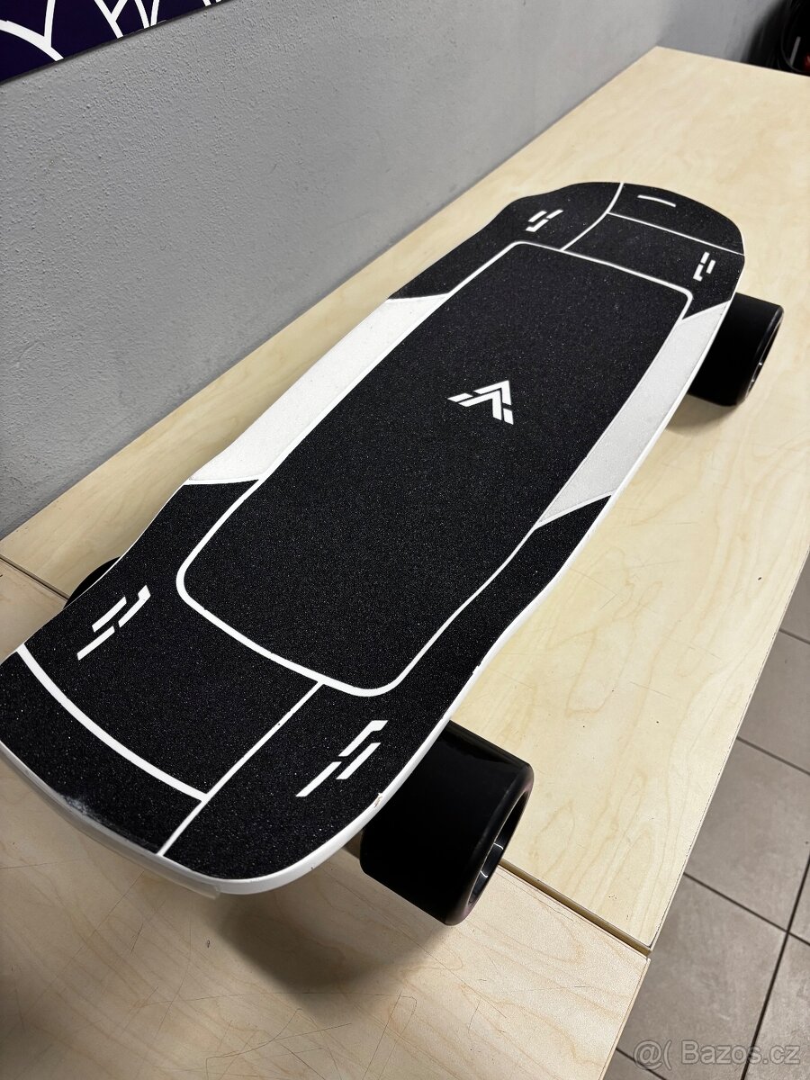 Elektrický skateboarding
