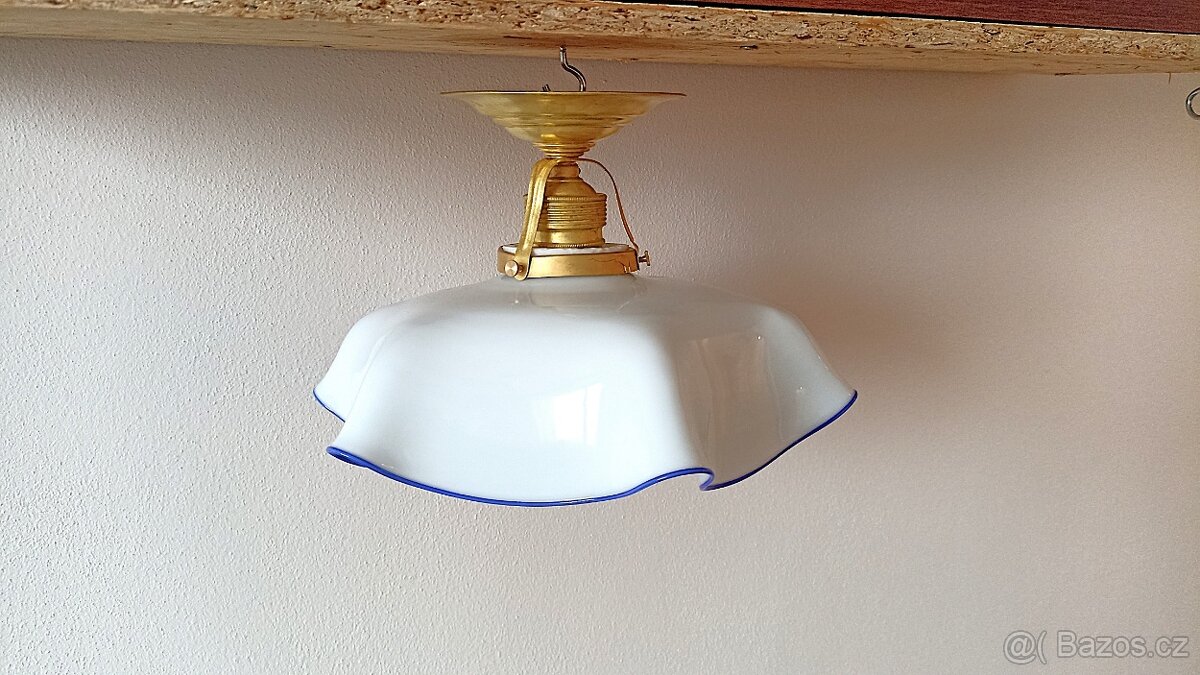 Repasovaný stropní lustr s mosaznou stropnicí
