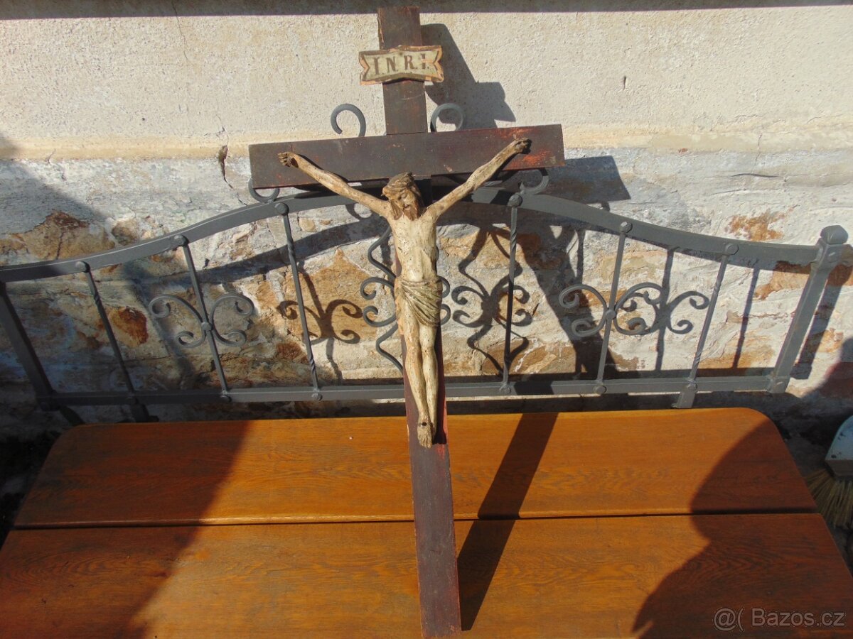 Kříž-dřevořezba 19.století.