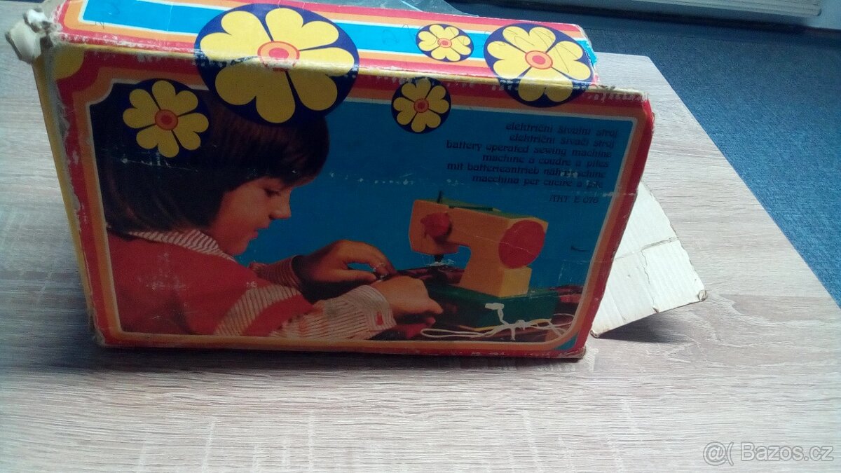 Retro hračka -dětský šicí stroj