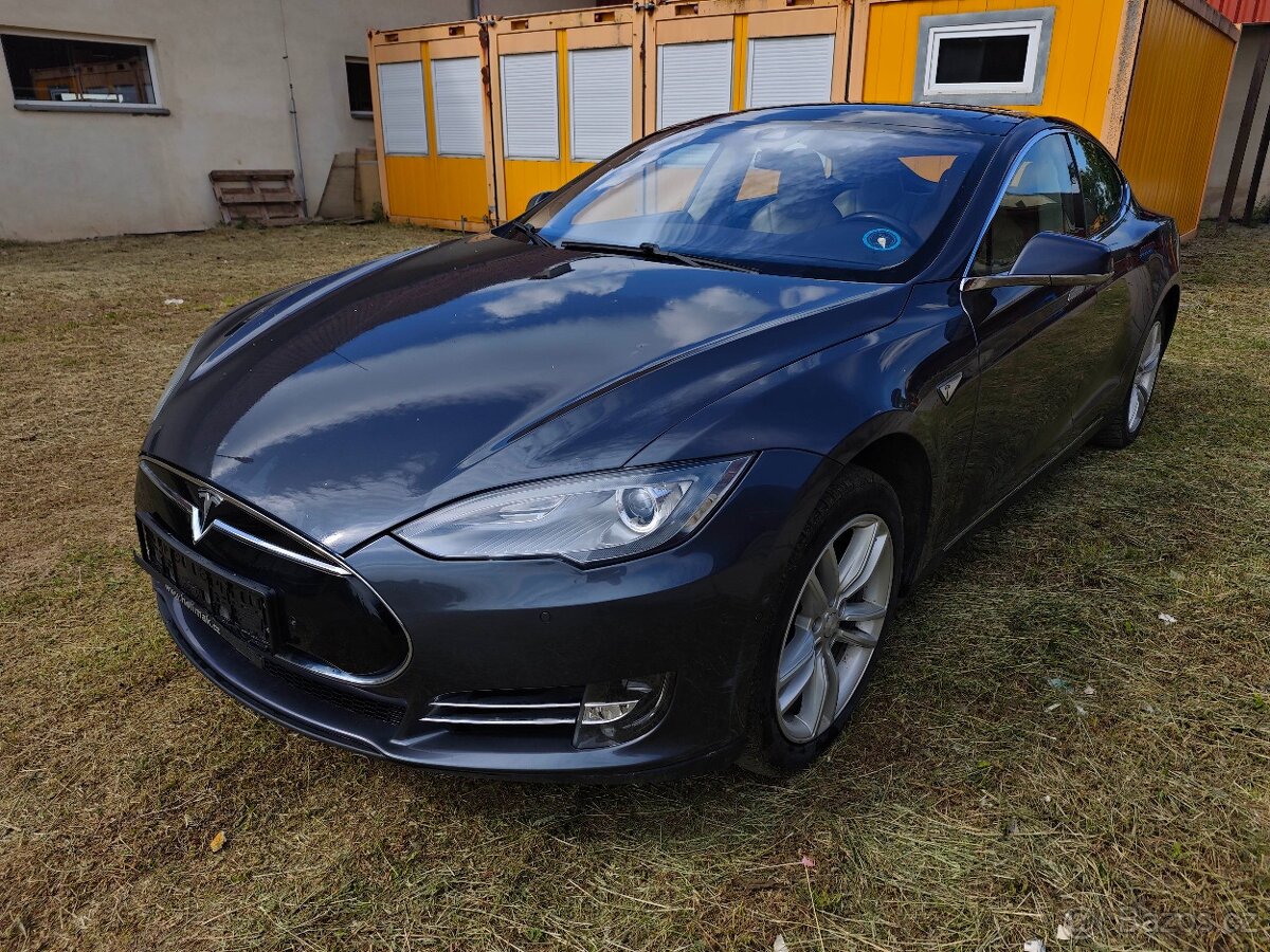 Tesla Model S 85d free charging panorama