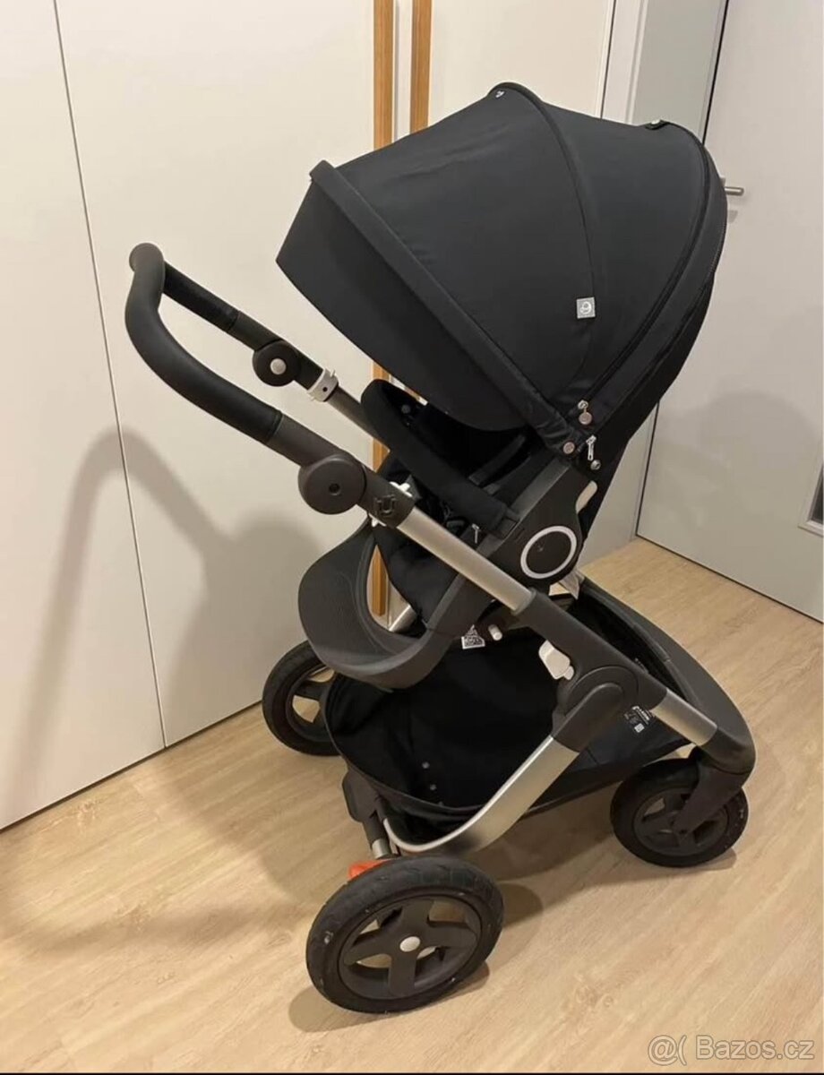 Stokke trailz cerny se sportovnim sezenim v top stavu