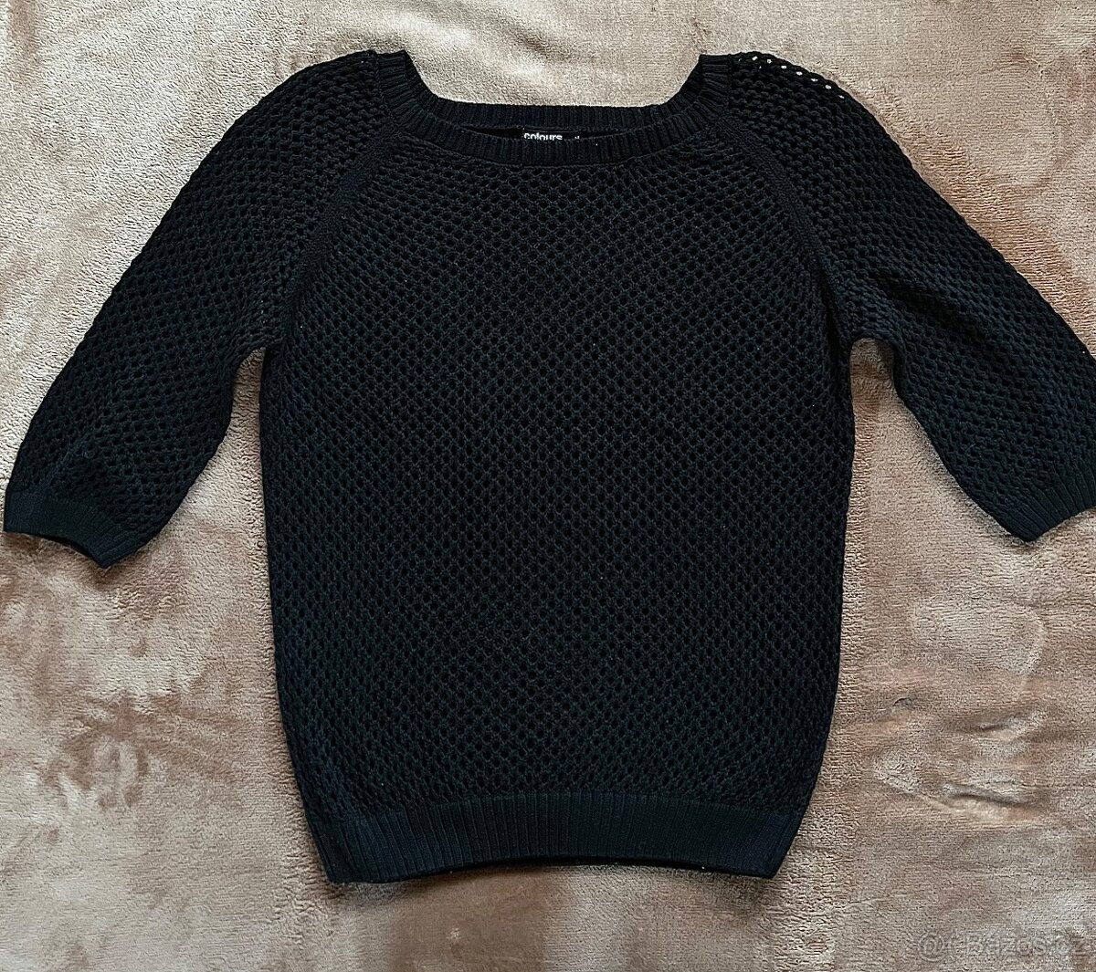 Černý háčkovaný svetřík – stylový a ležérní kousek
