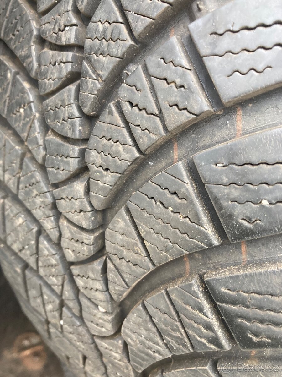 Zimní pneu 235/55/17 103xl dva kusy Nexen