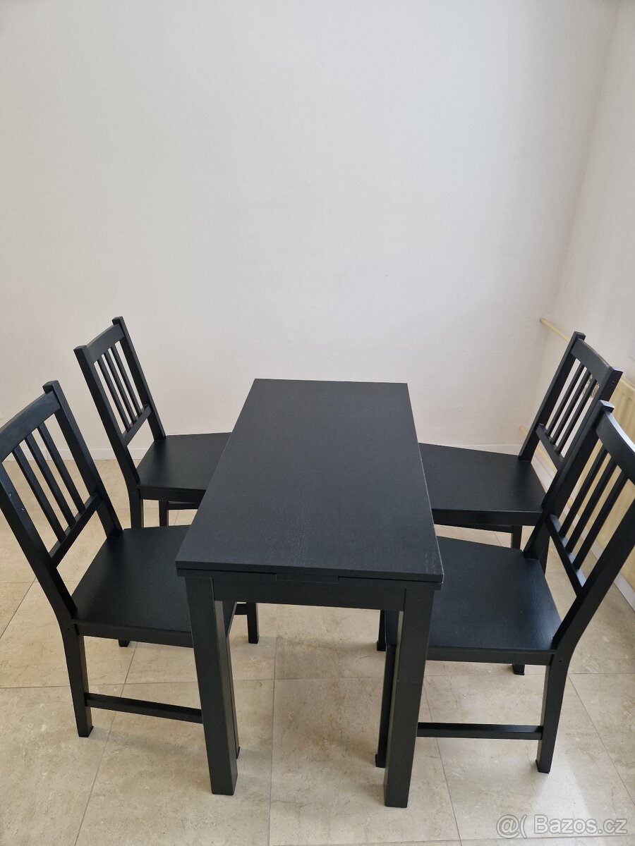 Rozkládací stůl se židlemi