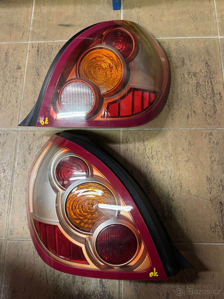 Zadní levé a pravé světlo Nissan Almera N16 Hatchback