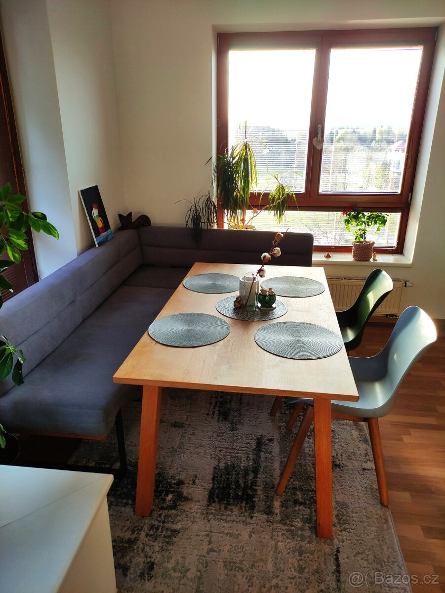 Krásný dubový jídelní stůl 160x90 cm