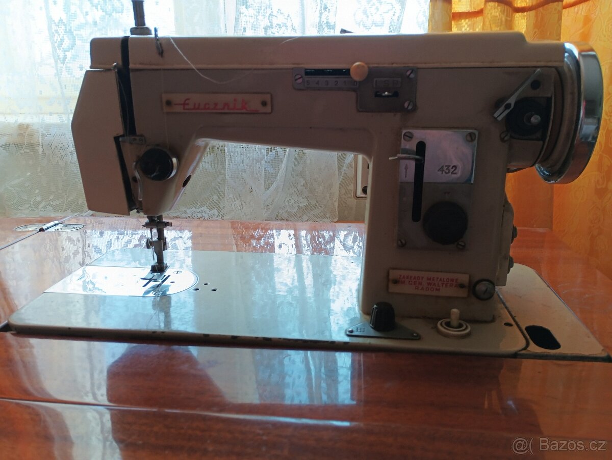 Šicí elektrický stroj se skříňkou Lucznik
