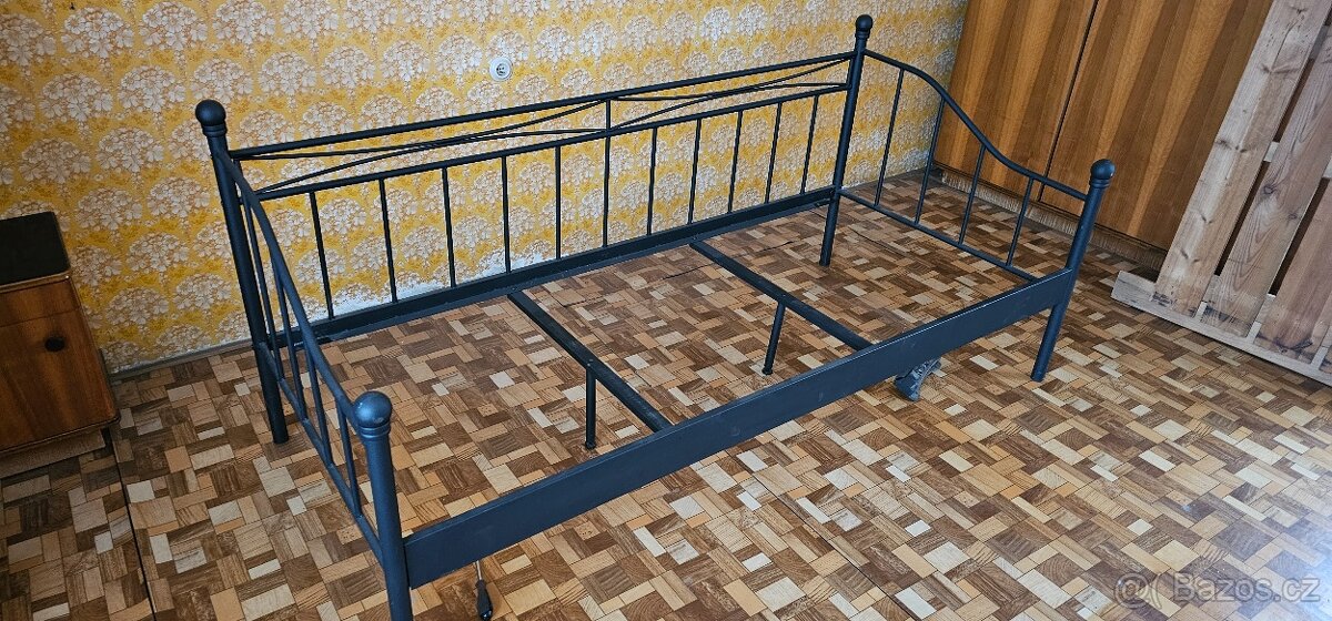 Postel černá kovová