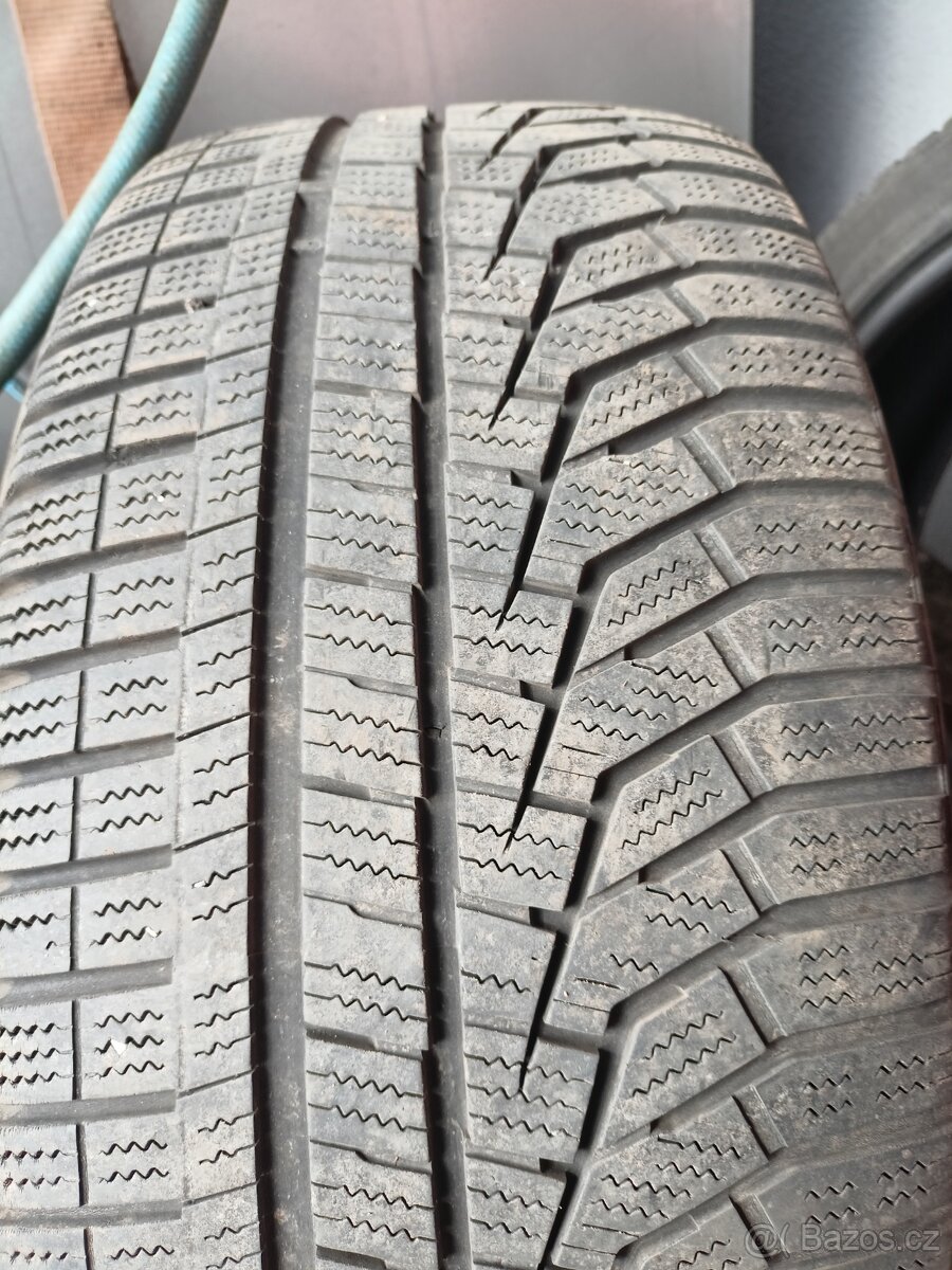 235/45 R18 98V