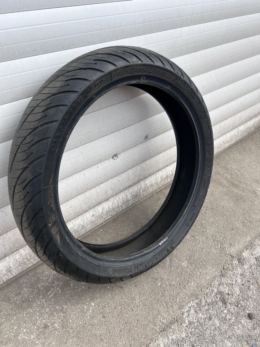 Přední pneumatika Michelin PilotRoad 120/70 ZR17