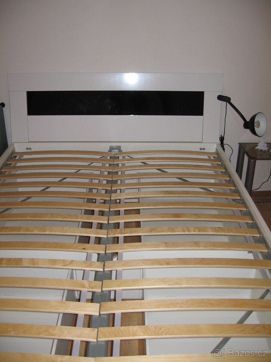 Vyvýšená postel včetně roštu