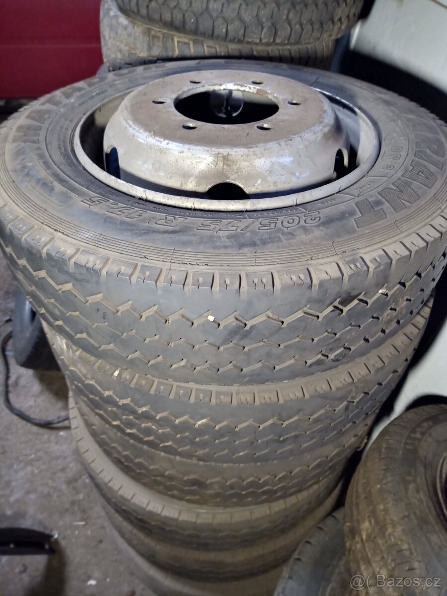 Iveco Eurocargo disky s pneu 205/75 R17,5