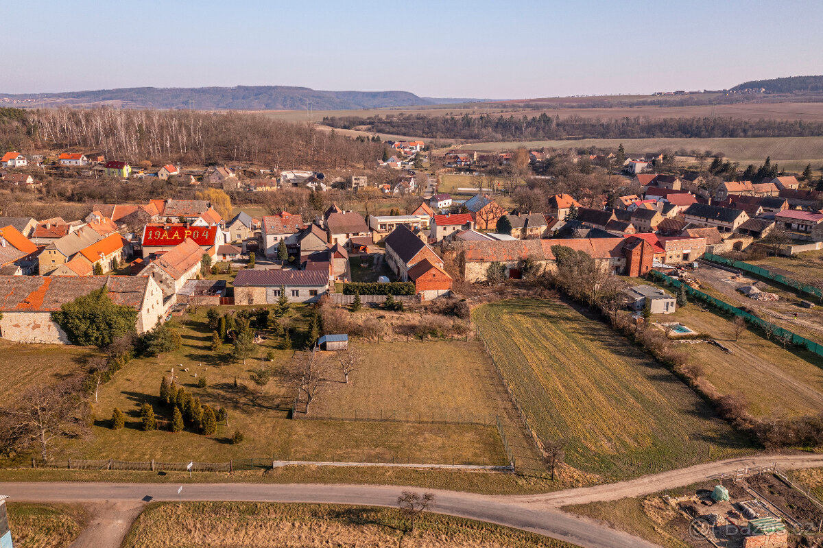 Stavební pozemek v Lipně – klid, zeleň a prostor pro domov