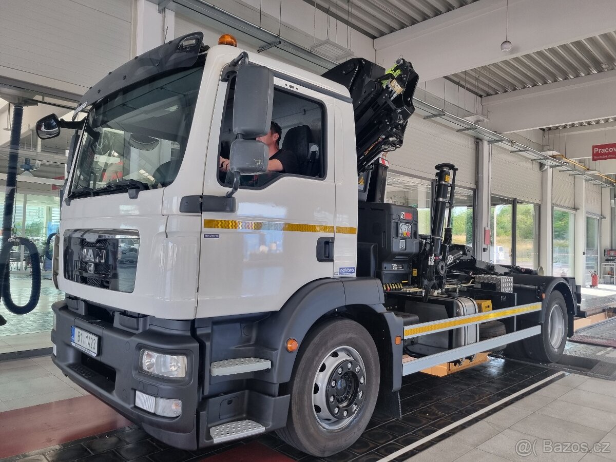 MAN OSMNÁCTITUNA RUKA HIAB 138 + NOSIČ KONTEJNERU 10T