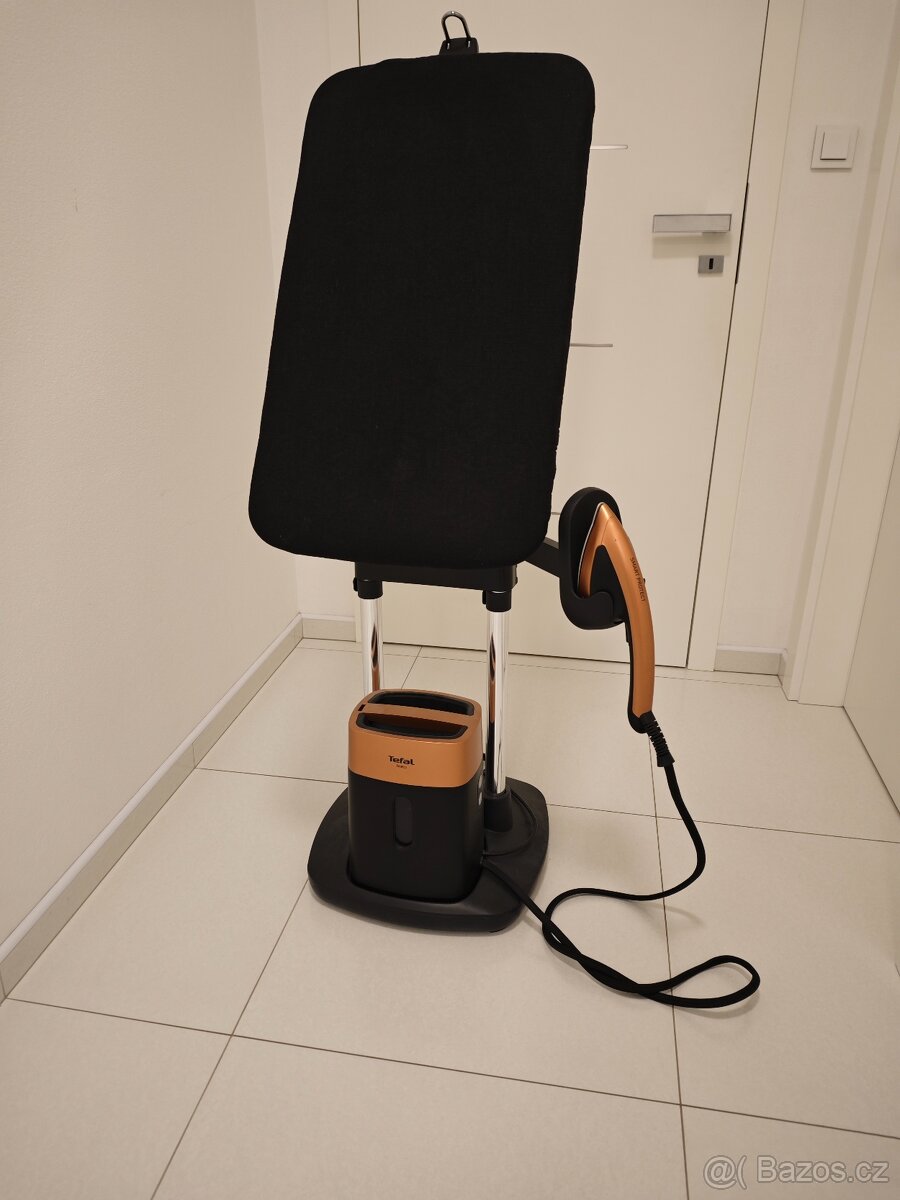 Napařovač oděvů Tefal QT1020E0