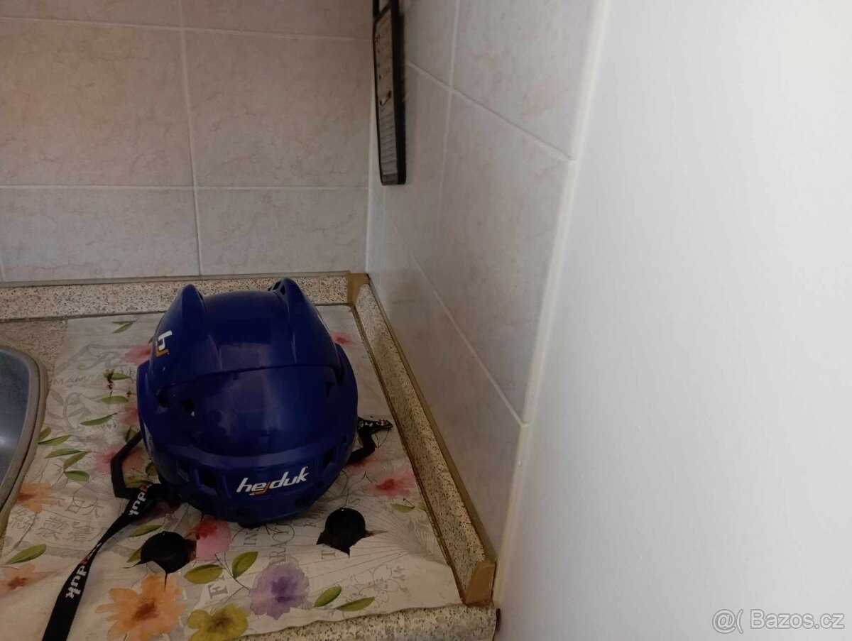 Prodej přilby na lední bruslení, amatérský hokej.