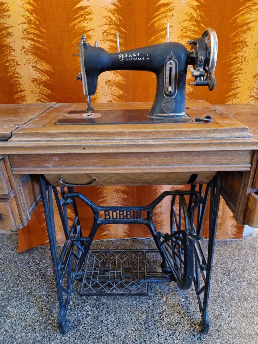 Starodávný šicí stroj Bobbin