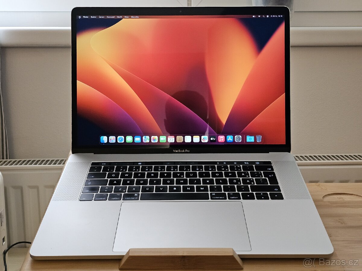Apple MacBook Pro 15" (2017) Touch Bar Silver