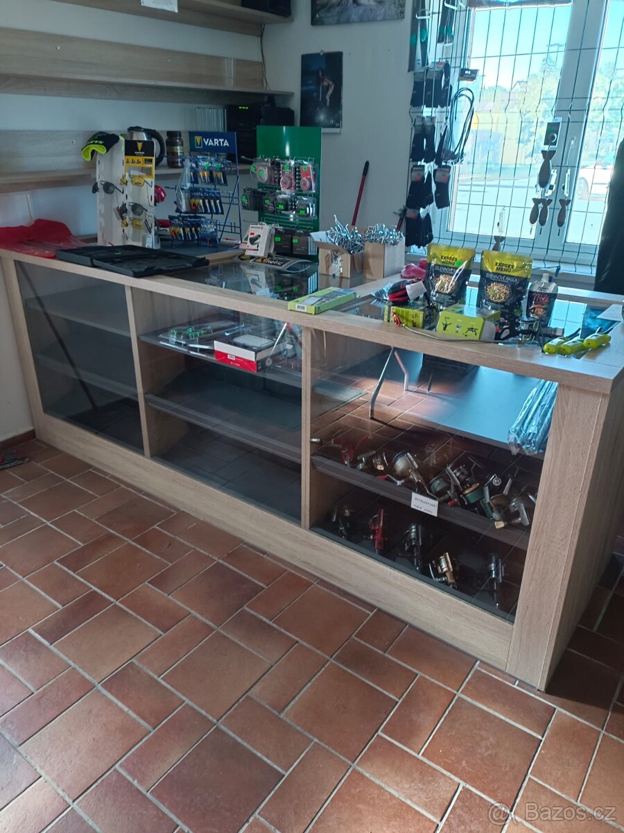 Regály a prodejní pult