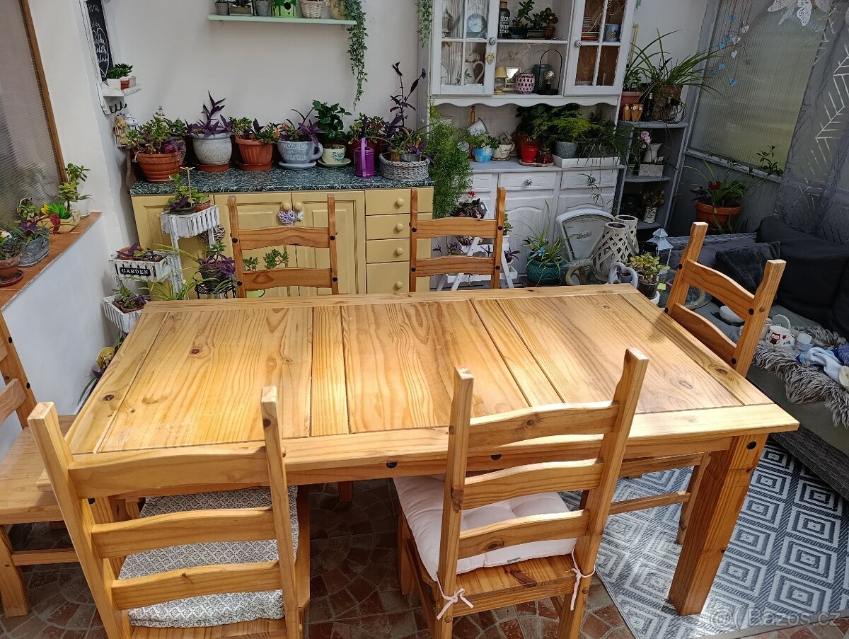 Jídelní set, stůl+ židle z masivního dřeva.