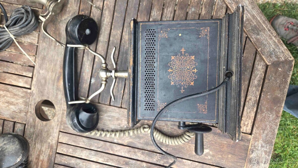 staré historické telefony tesla