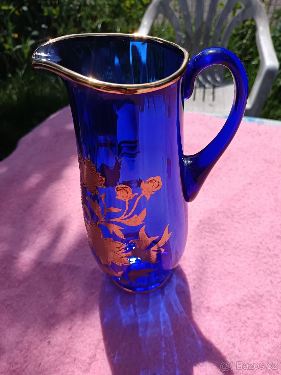 Modrý skleněný džbán se zlatými květinami