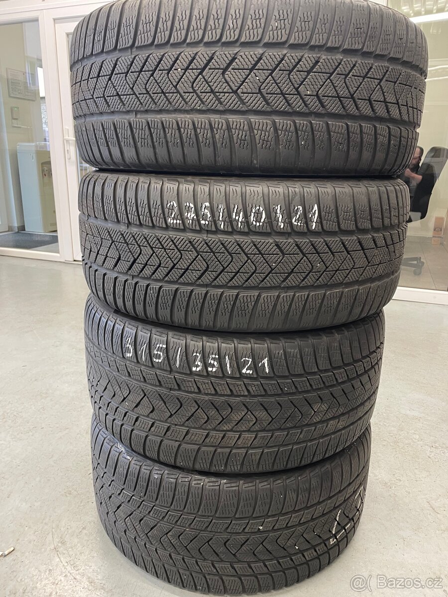 Zimní pneu přední 275/40/21 zadní 315/35/21