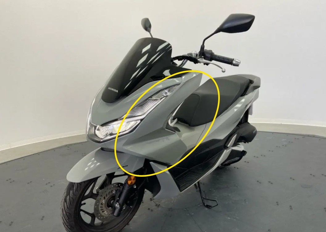 Honda PCX - levá přední šedá kapota (plast) - originál