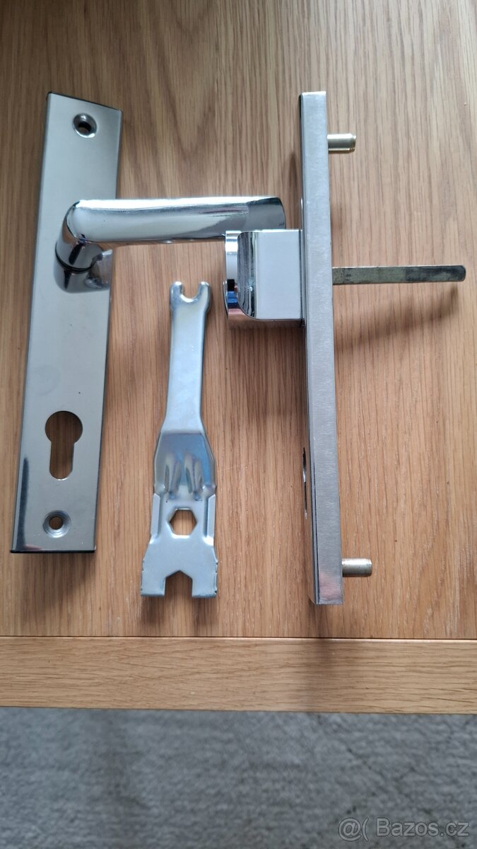 Bezpečnostní kování, zámek, kukátko