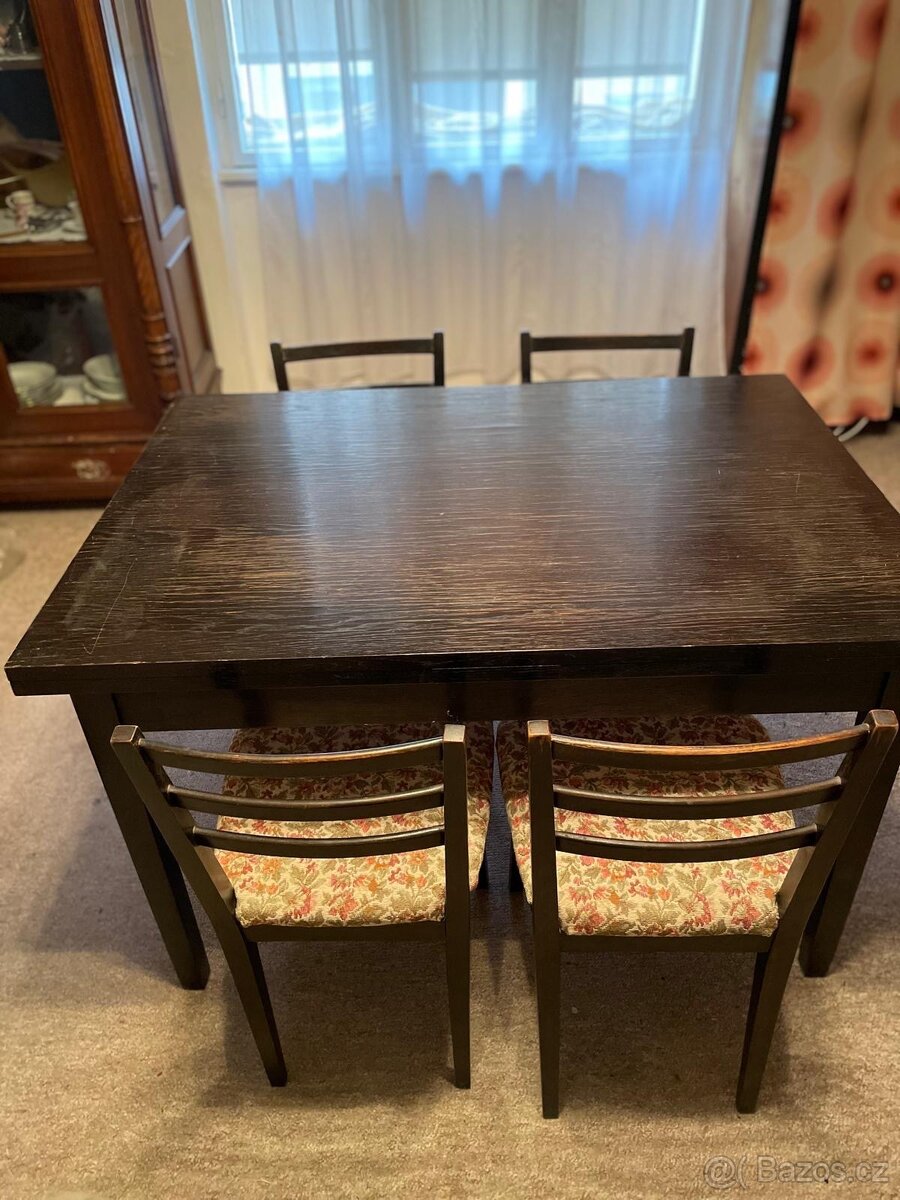 Rozkladaci stul a zidle