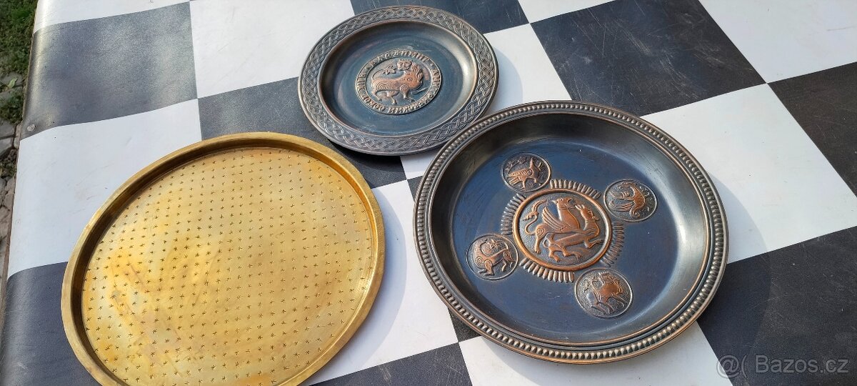 Kovové okrasné talíře