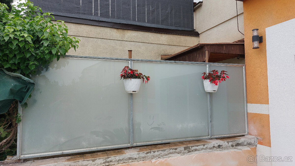 Skleněná zástěna