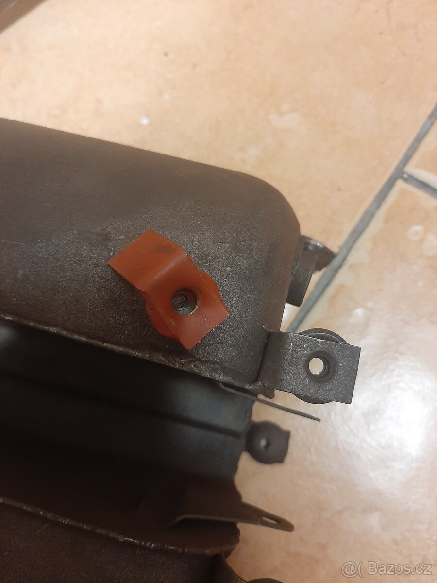 Držák prsíček na nádrž jawa 550/555 pařez