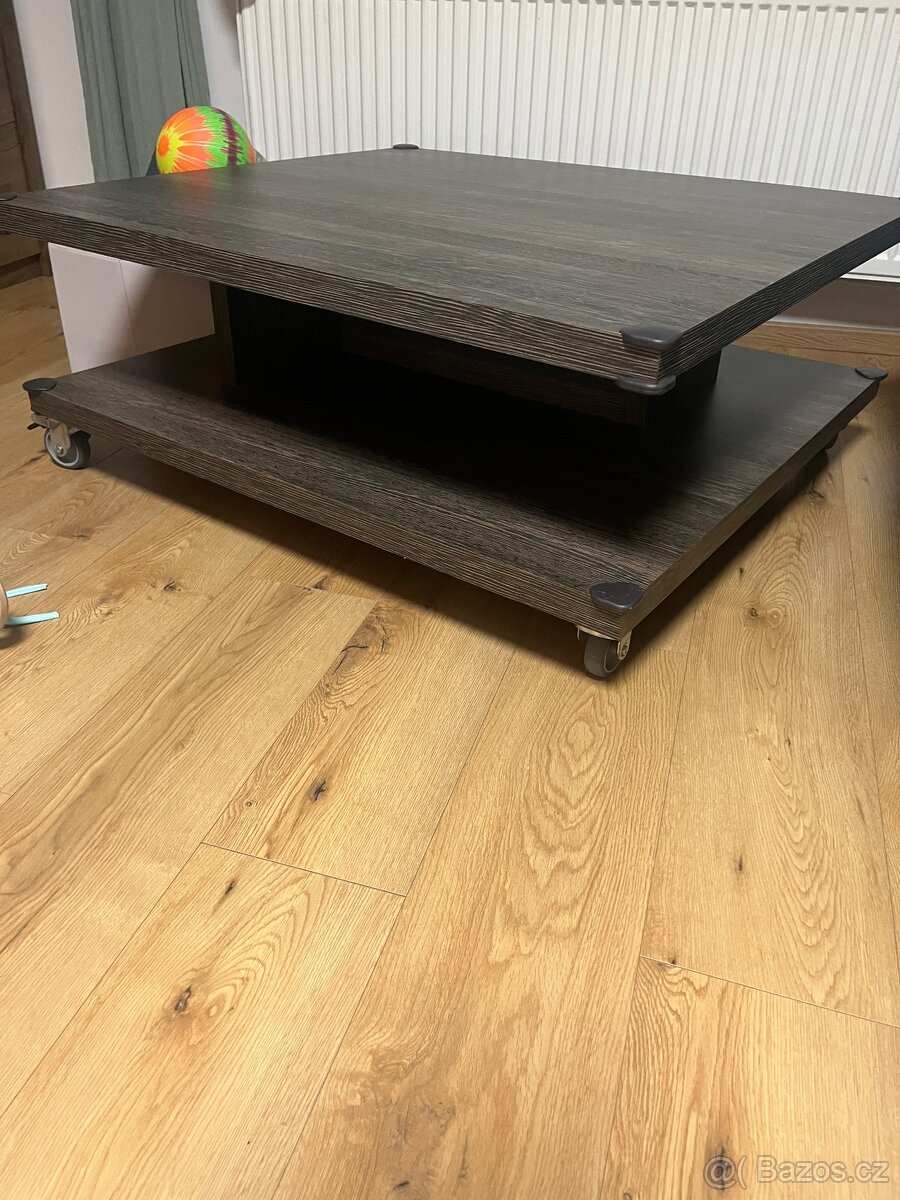 Stůl větší do obývacího pokoje