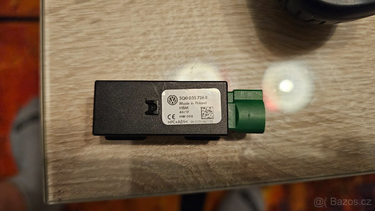 USB port s Apple CarPlay a Android Auto, 5Q0035726E