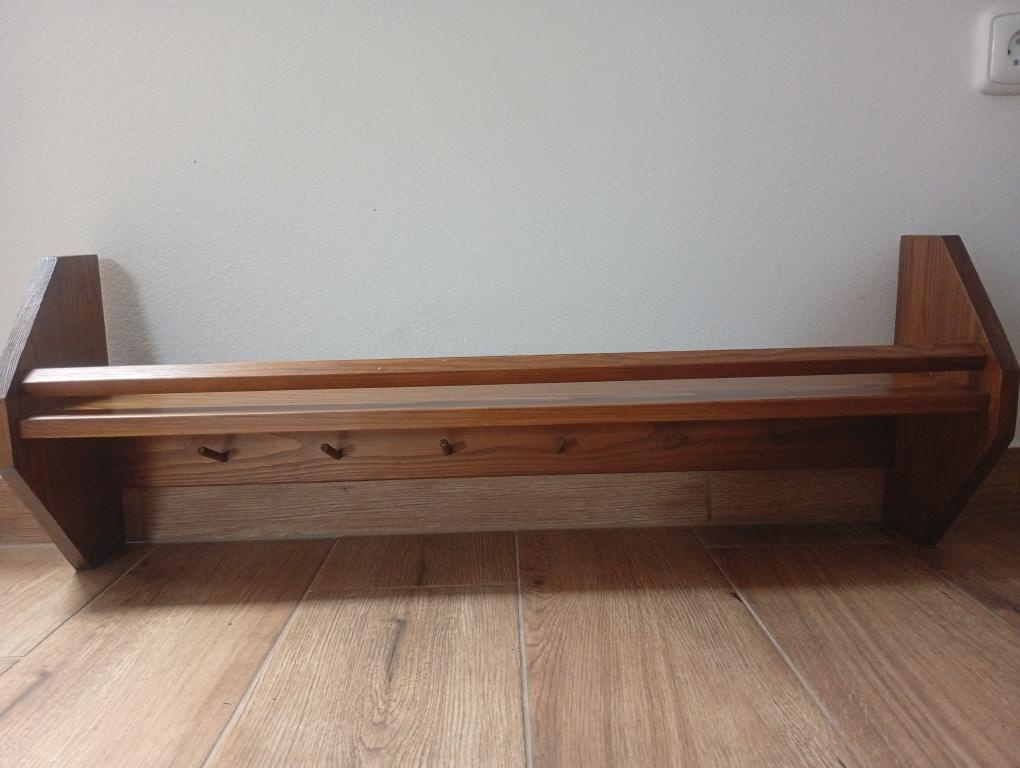 Závěsná dřevěná polička